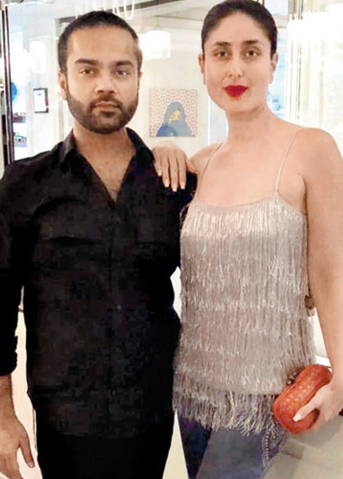 كارينا كابور في إطلالة عصرية لامعة في دبي