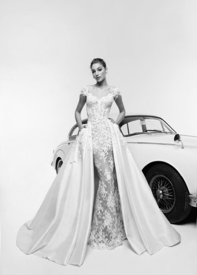 فستان زفاف فخم و راق بموديل التنورة الضخمة الكبيرة للعروس الإستثنائية من مجموعة Reem Acra لربيع 2019.