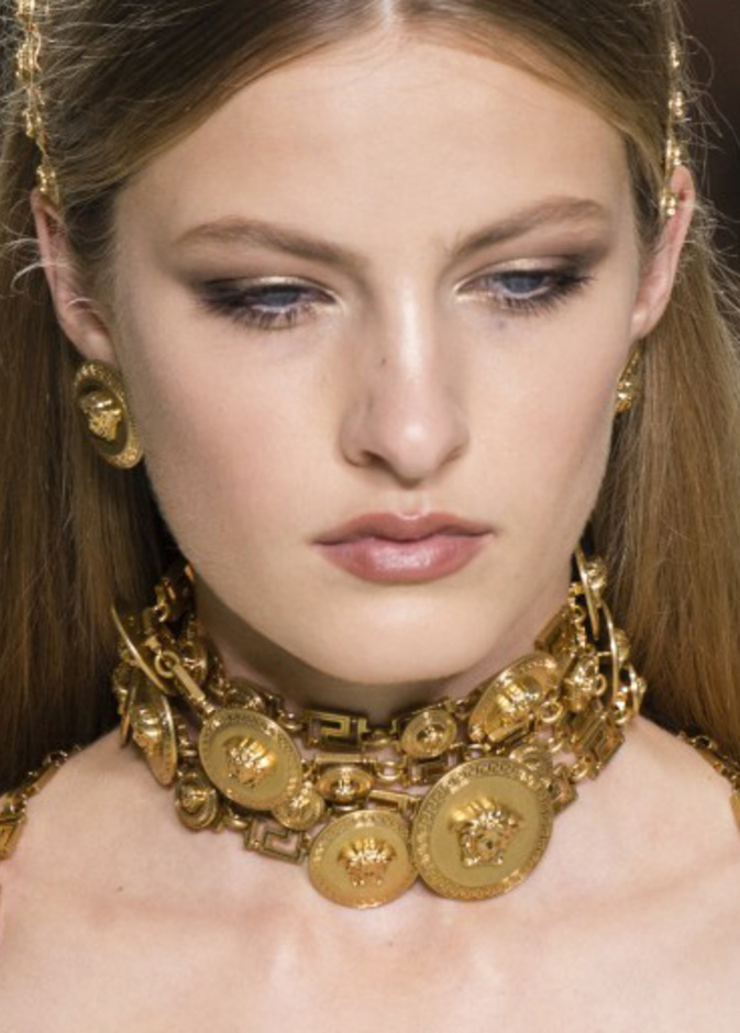 مجموعة اكسسوارات للبنات مع العقود الذهبية التي تغمر الرقبة من Versace