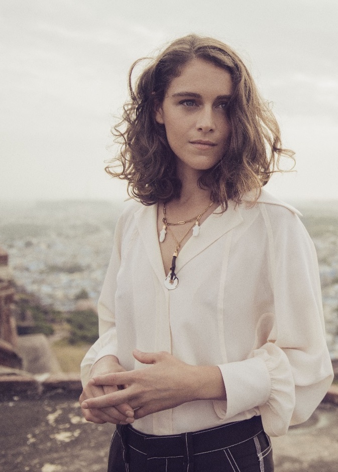 "امرأة تمسك بزمام الأمور في حياتها"