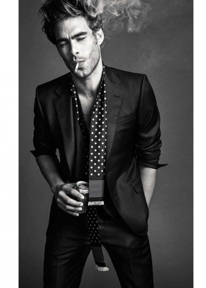 جاكيت الجلد بقصّة البايكر مع القميص المطبّع بأسلوب جون الشبابي