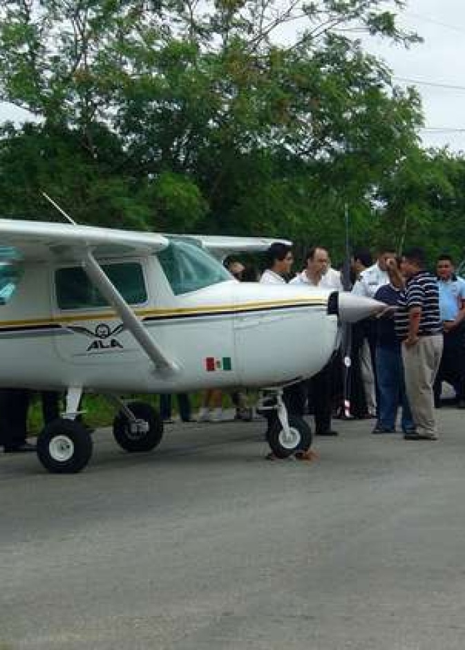 طائرة تهبط على طريق مزدحم في كندا