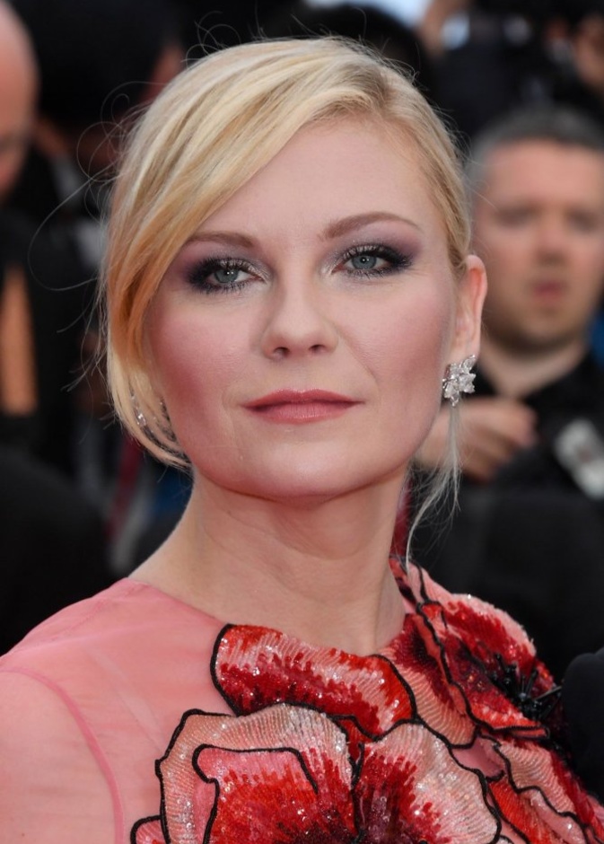 كريستين دانست متألقة بأقراط من أيرين نيويرث Irene Neuwirth