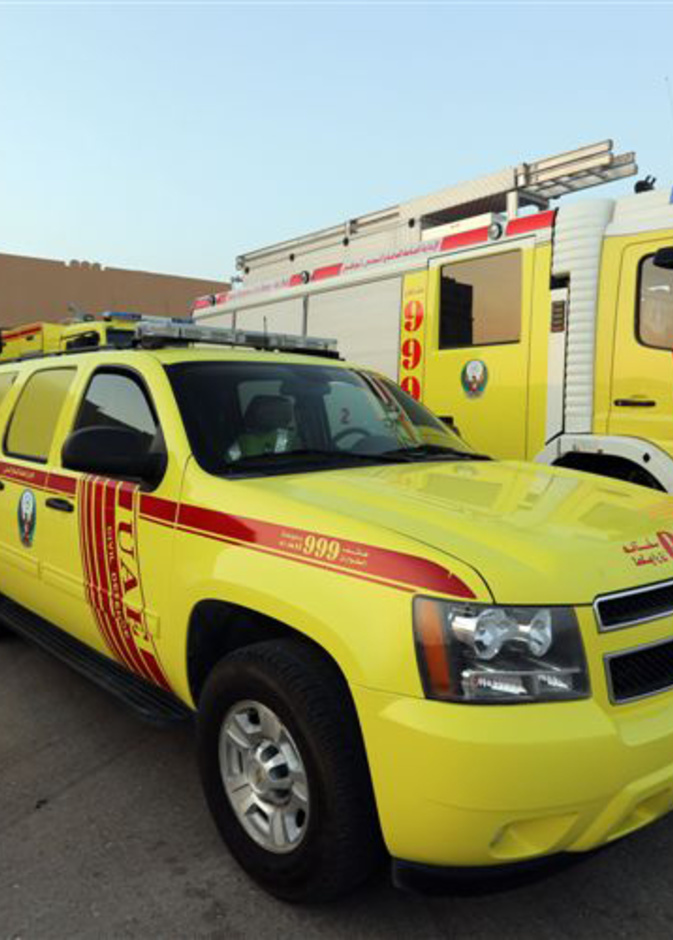 الدفاع المدني في الشارقة ينقذ طفلة "الباب"