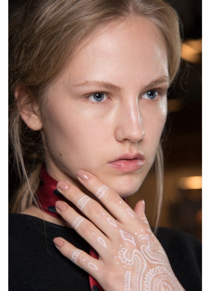 طلاء أظافر نيود مع الرسمات الهندسية الملفتة من ‏‎ Self-Portrait‏