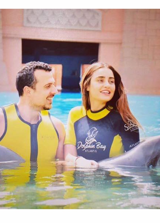 ايميه صياح تحتفل بعيد ميلادها مع زوجها وسط الدلافين في دبي