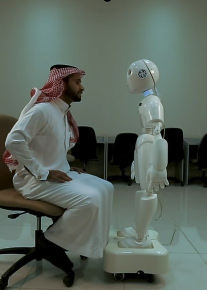 الدكتور فيصل السرهيد يخترع أول روبوت سعودي ناطق بالعربية