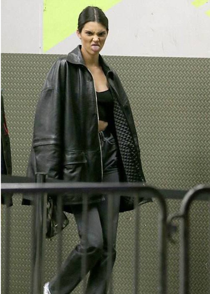 لا نعلم السبب وراء إغاظة كيندال جينر لهذه الدرجة لكنها تبدو ظريفة في جميع الأحوال !