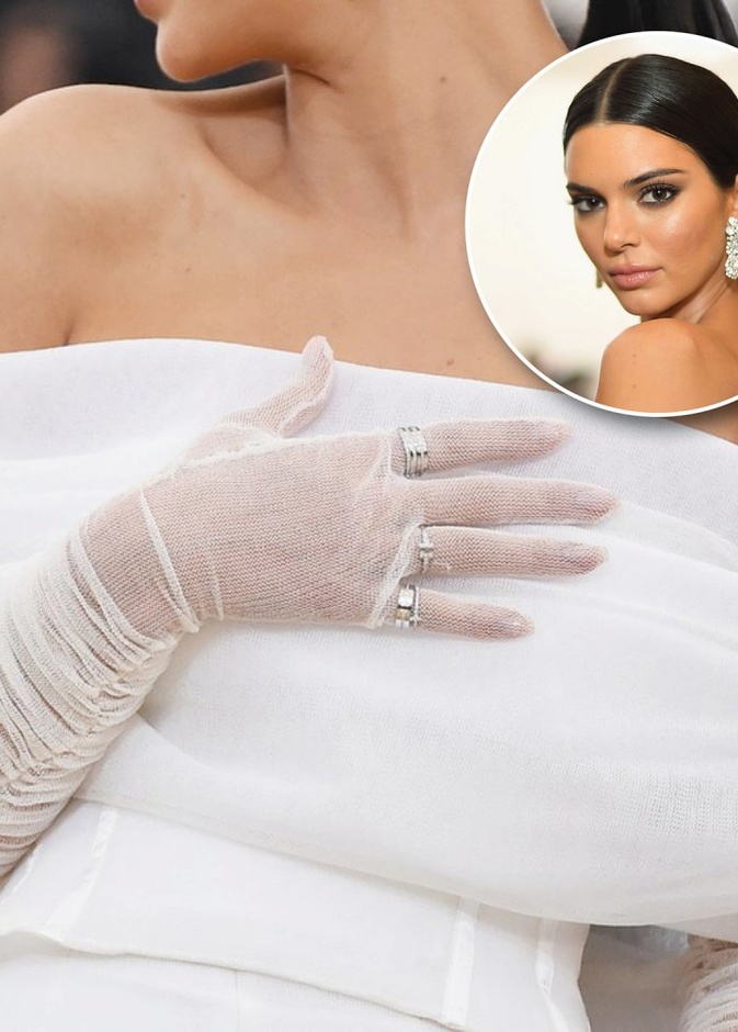 Kendall Jenner بمناكير فاتح مرتدية القفازات
