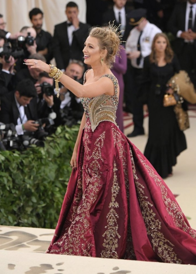 بليك ليفلي في حفل ميت غالا 2018 بفستان مرصع بالجواهر استغرق 600 ساعة لصنعه! 