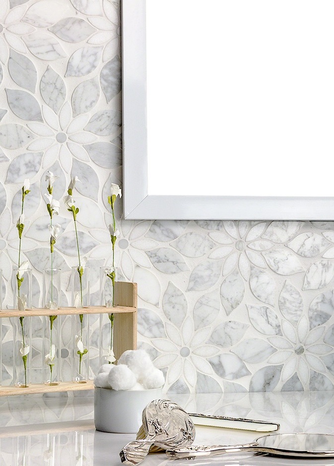 ديكور من الرخام والموزاييك لجدار المطبخ بدرجات الرصاصي