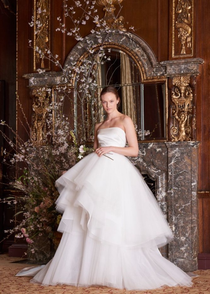 فستان من ايلي صعب