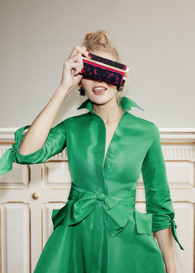 تطلق الدار حقيبة اليد "متروبوليتان إنسينيا كلاتش" Metropolitan Insignia Clutch