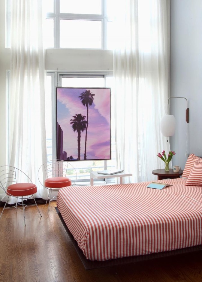 سرير خشبي قابل للطي يتحول لمكتبة للمساحات الصغيرة