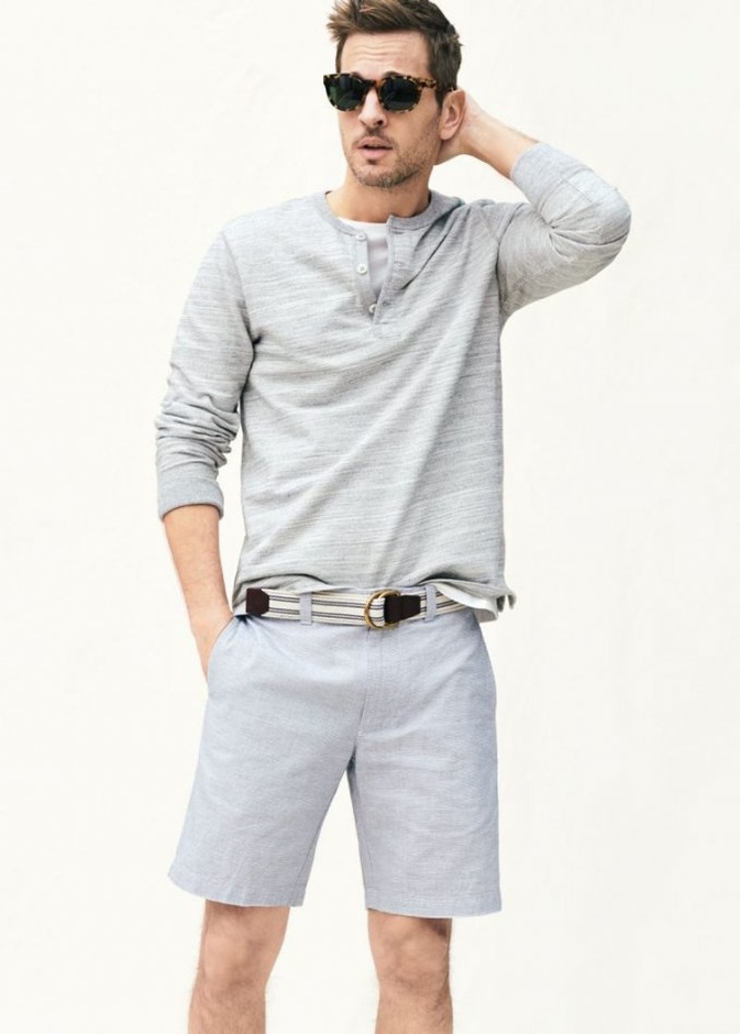 شورت الجينز يعدّ من التصاميم السهلة التنسيق وتليق به القمصان الأنيقة