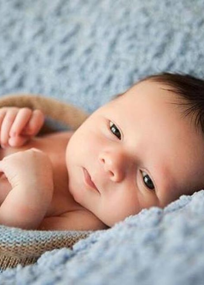 في أي شهر يتم تثبيت وتحديد لون بشرة الطفل الرضيع