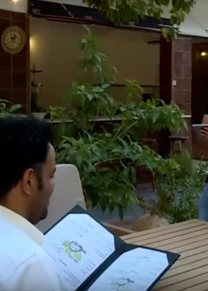 شقيقان سعوديان يحولان مزرعة والدهما إلى مطعم و مقهى ريفي