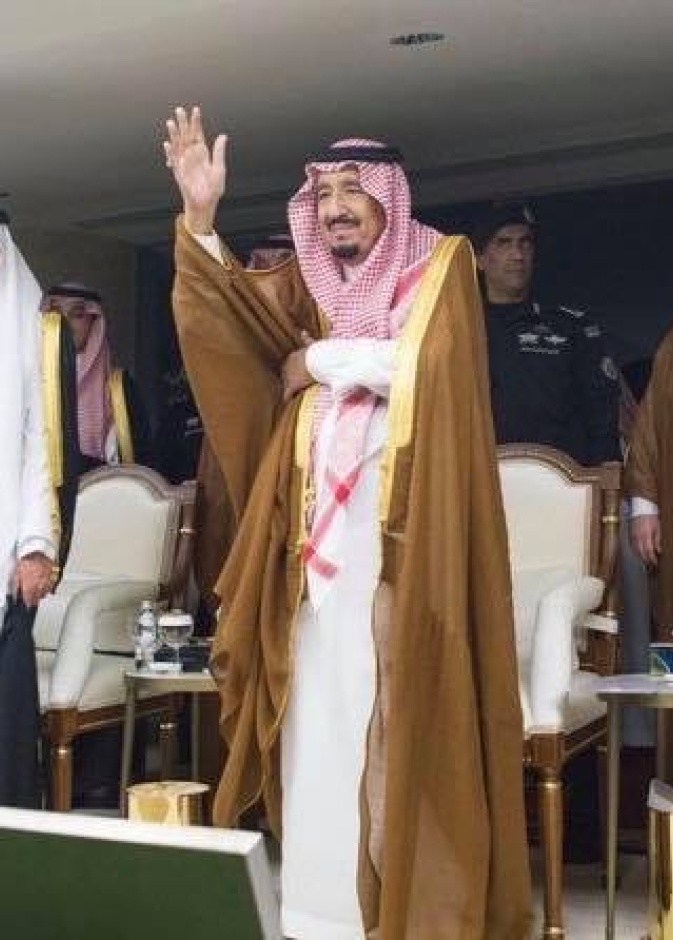 الملك سلمان بن عبدالعزيز يشارك بالعرضة السعودية على منصة ملعب الجوهرة أمس