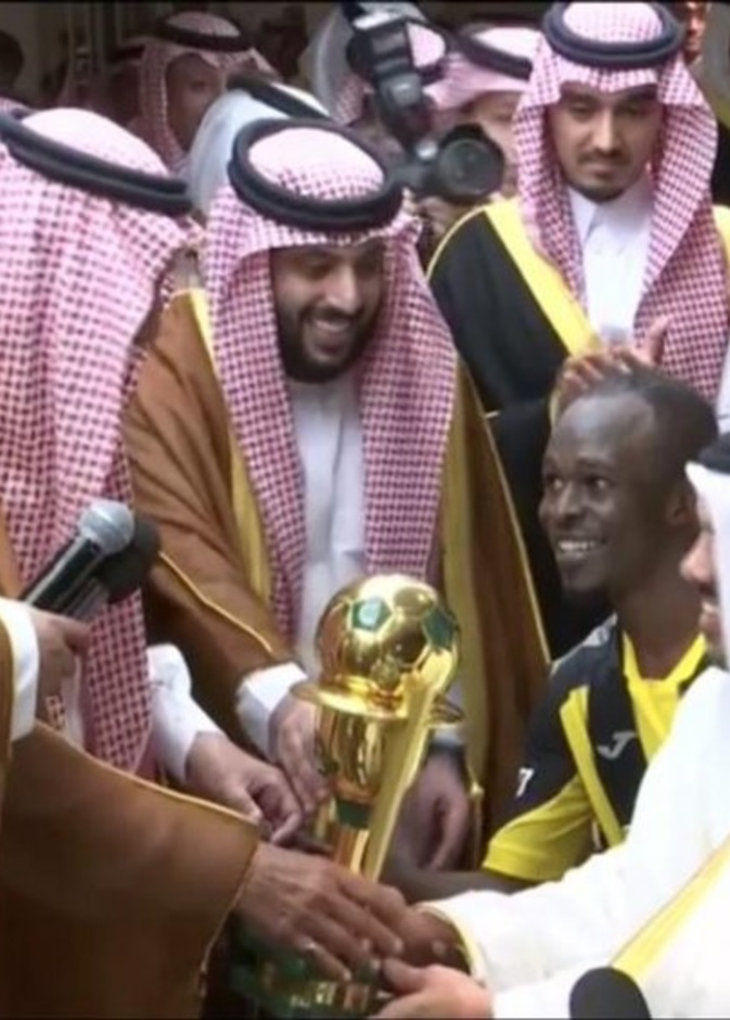 خادم الحرمين الشريفين يتوج الاتحاد بـ كأس الملك