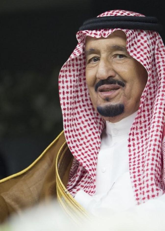 الملك سلمان يؤدي العرضه السعودية