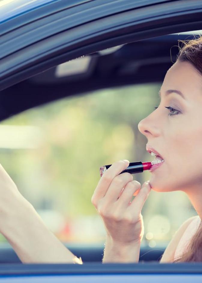 وضع مساحيق التجميل خلال فترة الانتظار في الإشارة