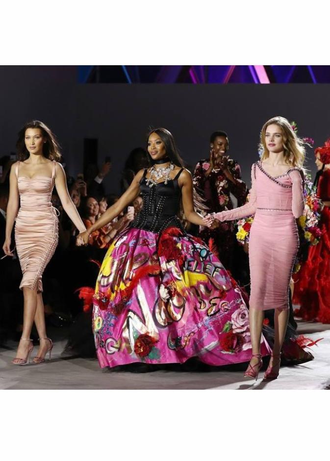 نعومي كامبل وبيلا حديد تشعلان منصة عرض أزياء Fashion For Relief Gala في كان