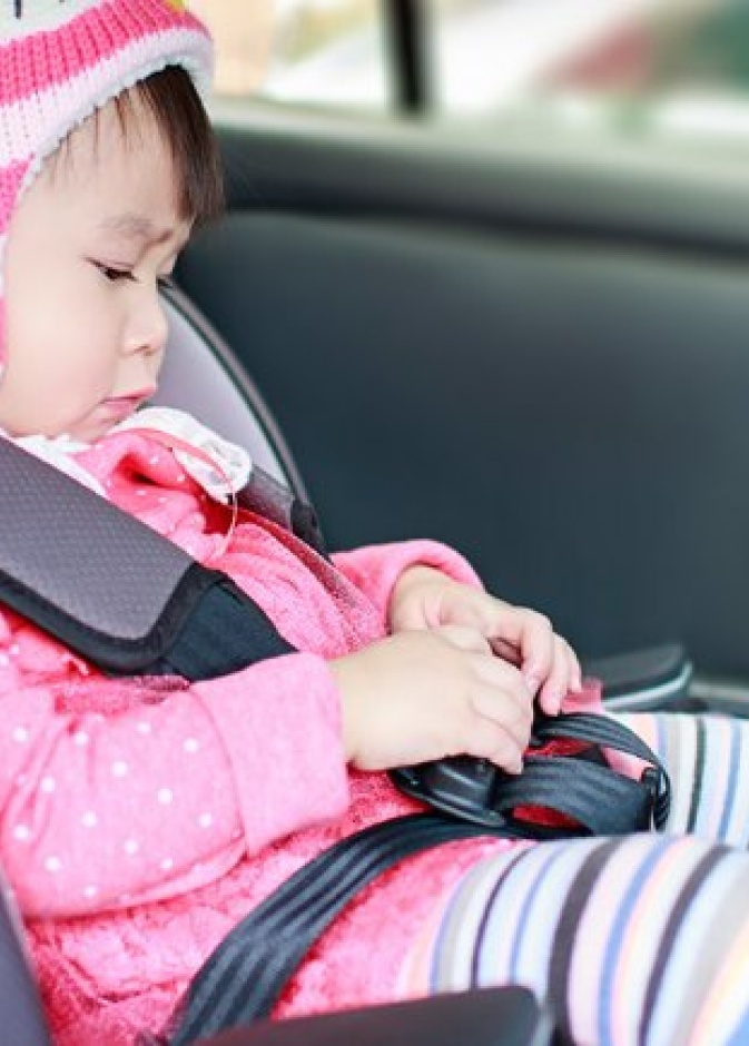 تأكدي دائما من أن طفلك يجلس في مقعد خاص بالأطفال في داخل السيارة