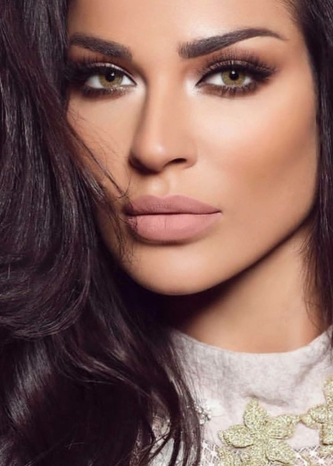 مكياج عرايس فخم وزهري من اختيار نانسي عجرم