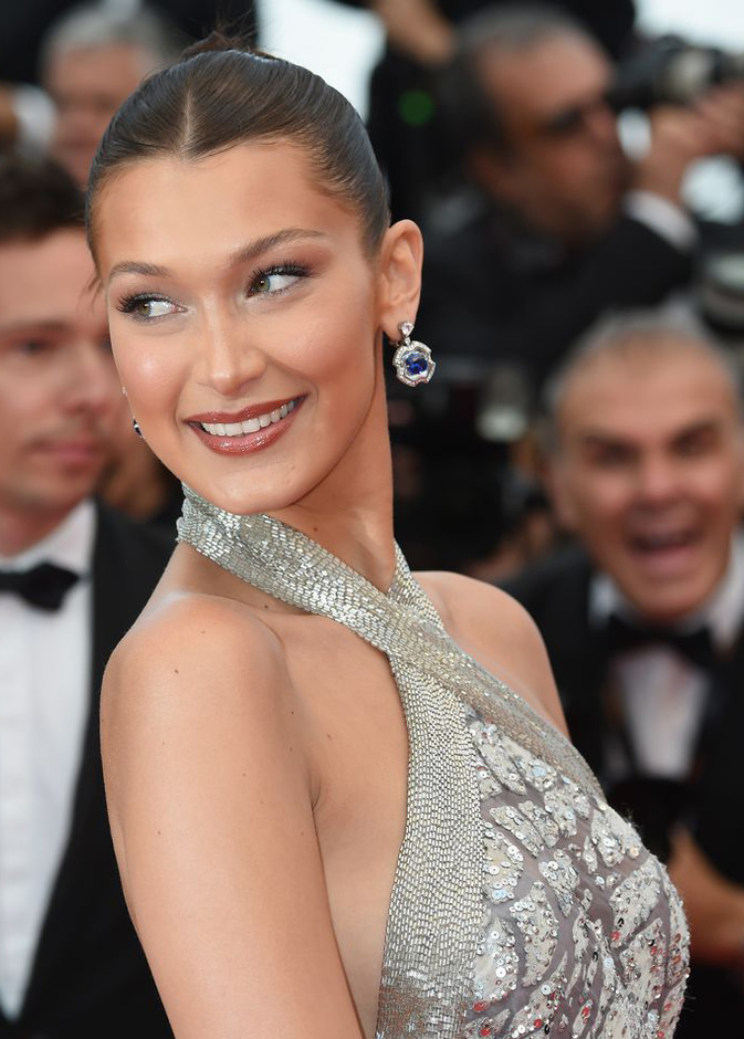 مكياج برونزي وتسريحات شعر ذيل الحصان من اختيار Naomi Campbell