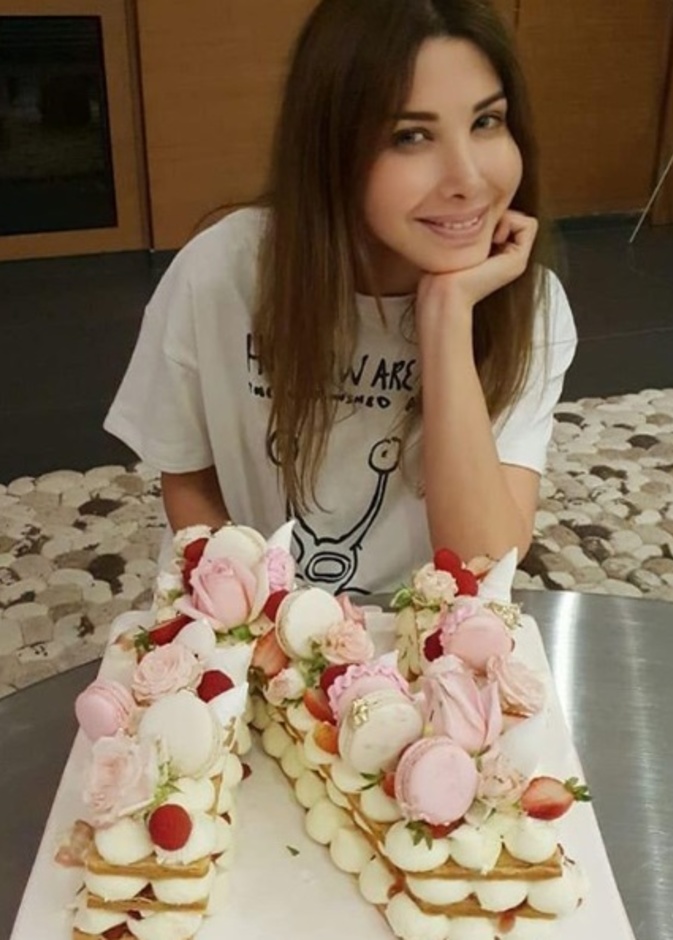 نانسي عجرم مع كيكة عيد ميلادها التي تحمل أول حرف من اسمها 
