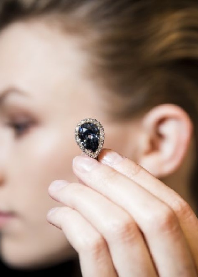 تألقت ثلاث ماسات تاريخية مكتشفين قبل 300 عام في مزاد سوذبيز جنيف للمجوهرات