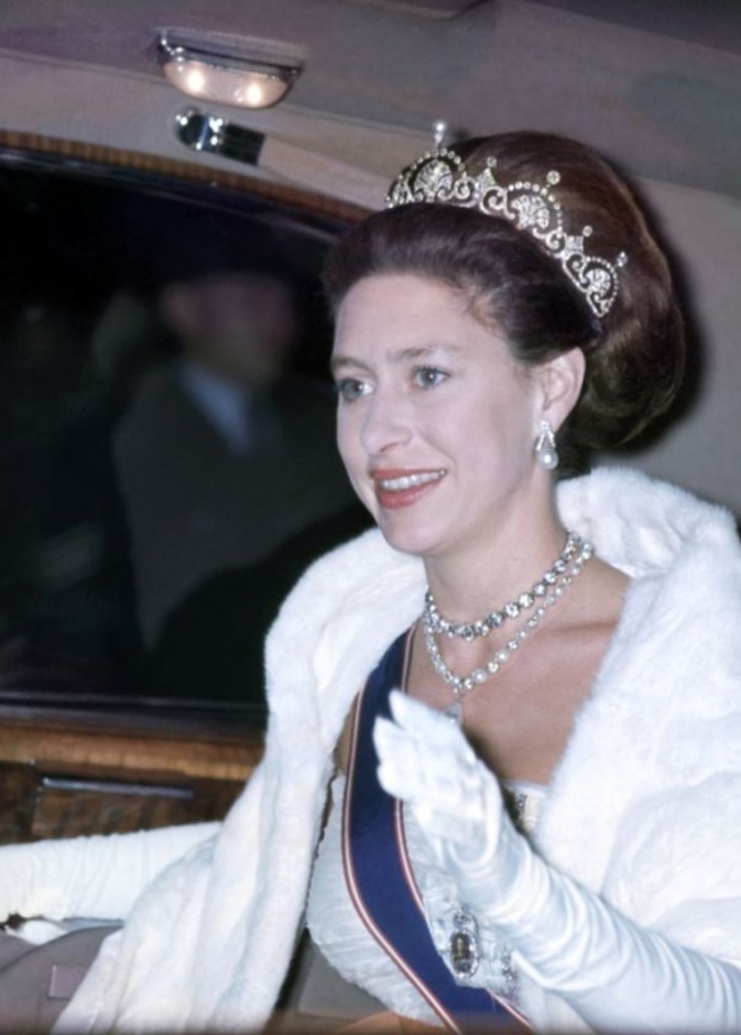  تاج Cambridge Lover's Knot Tiara بمرور الأجيال