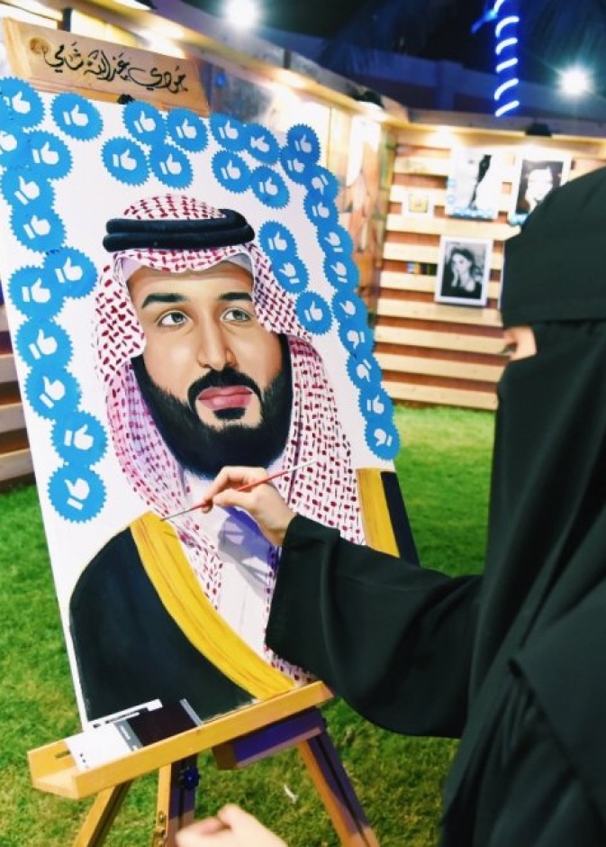 جودي اثناء رسم لوحة ولي العهد