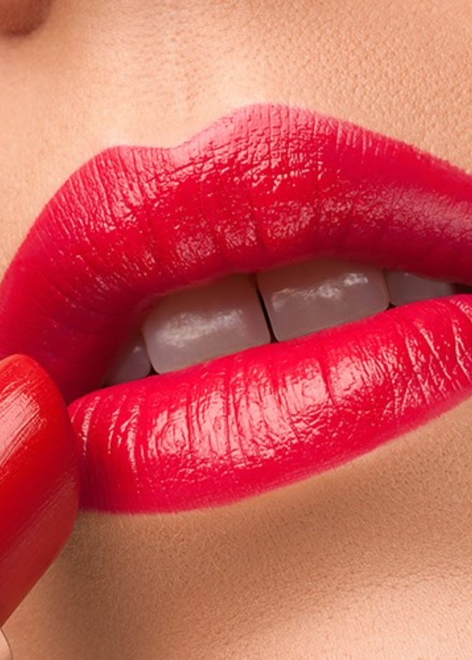 وضع المرأة أحمر الشفاه في نهار رمضان