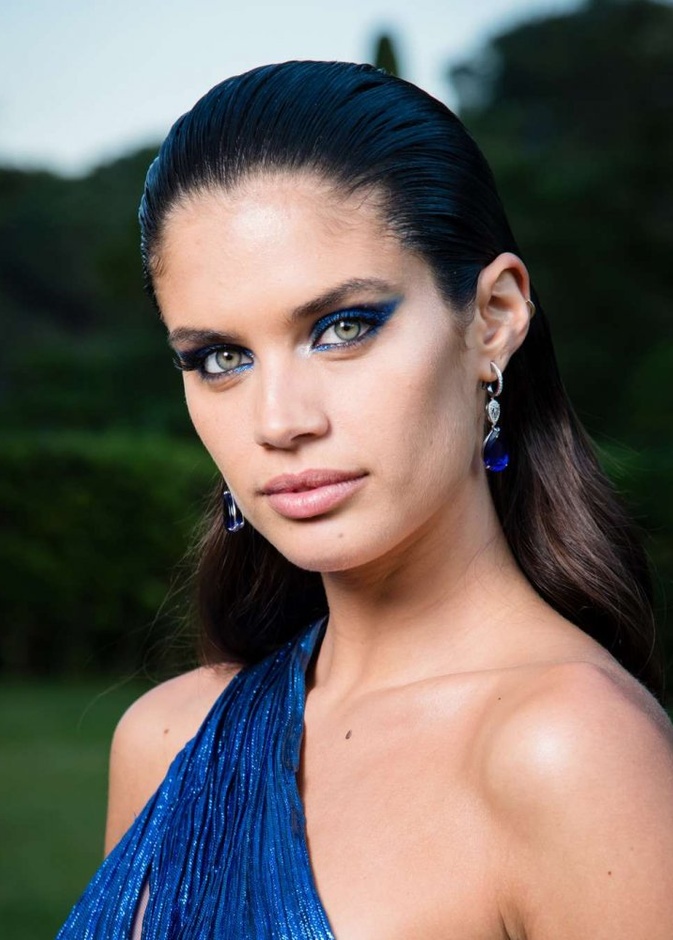 تطبيق المكياج الناعم بأسلوب ‏‎ Adriana Limaمع الحفاظ على رسمات العيون البارزة