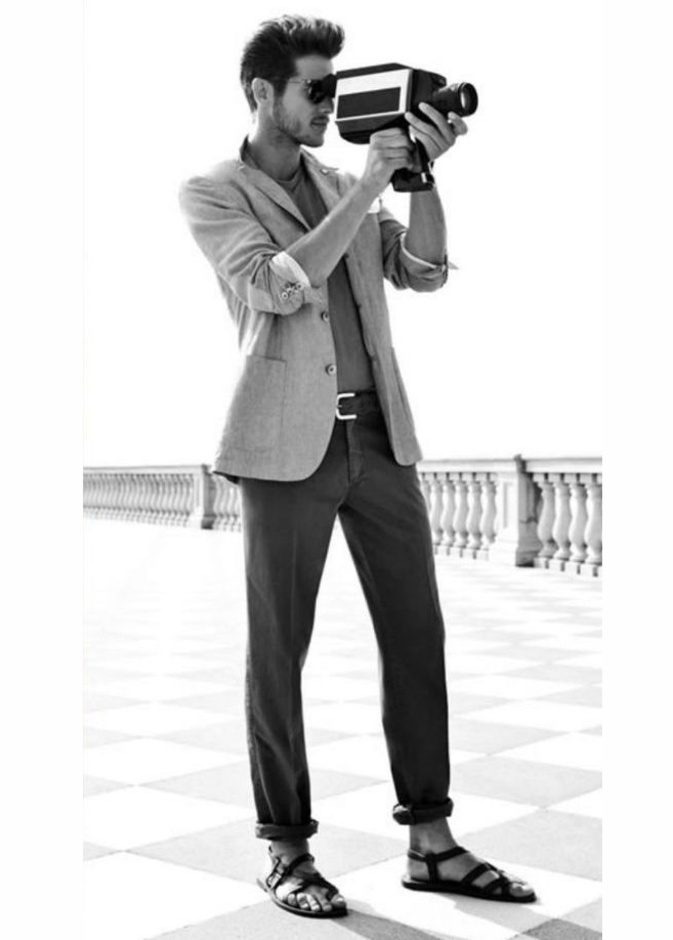 ستايل راقي وأنيق بلمسات كاجوال بالتيشرت والصندل