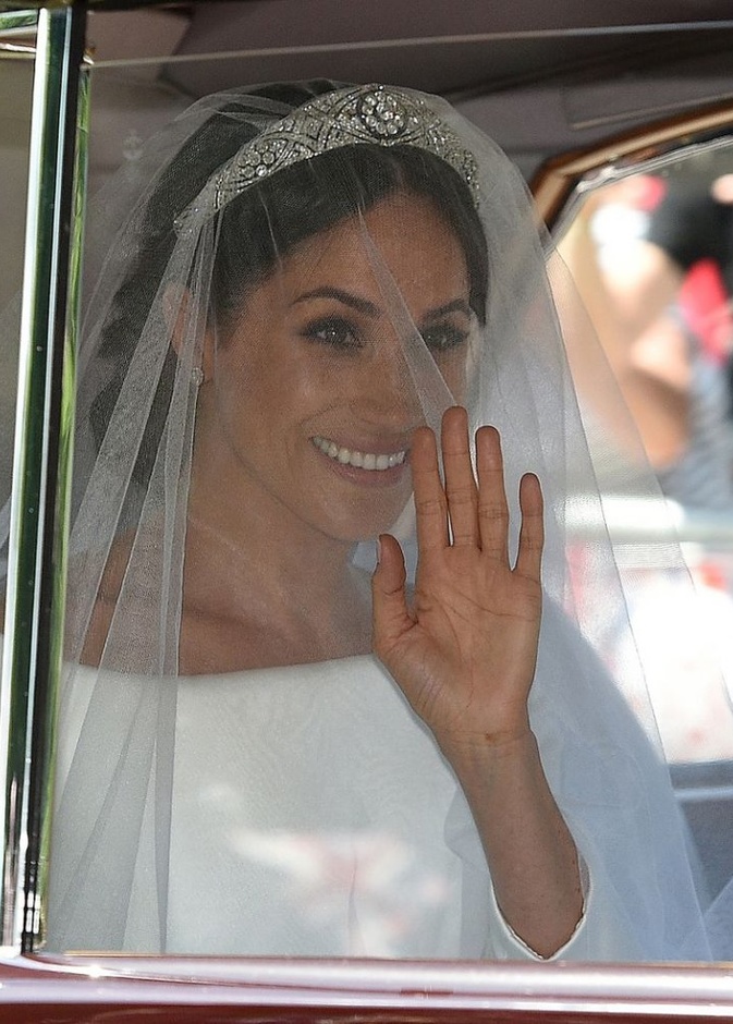 صور و تفاصيل تاج العروس ميغان ماركل في حفل زفافها من الأمير هاري 