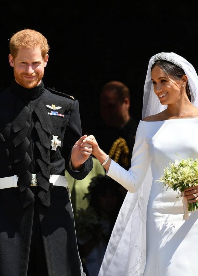 الأمير هاري يحتفل بزواجه ببذته العسكرية ولحيته المعتادة