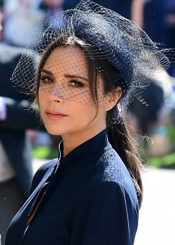 اختارت ‏Victoria Beckham‏ القبعة الدائرية السوداء مع الشبك في حفل زفاف ميغان ماركل
