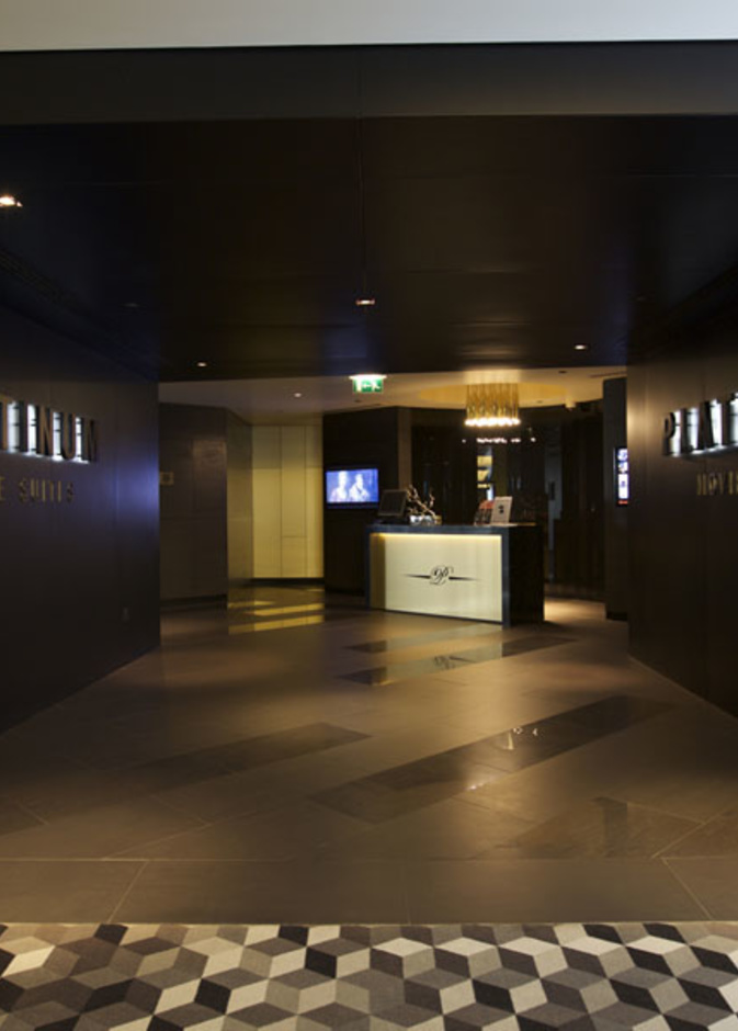 المقاعد من داخل الصالة