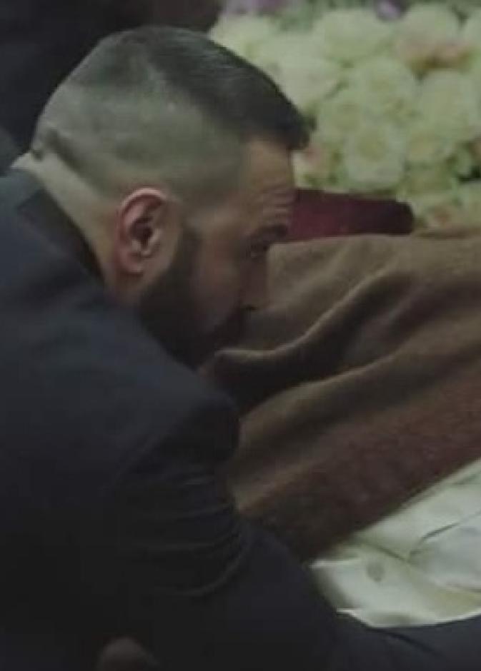 تيم حسن يبهر الجمهور بادائه بمشهد خطابه امام قبر والده