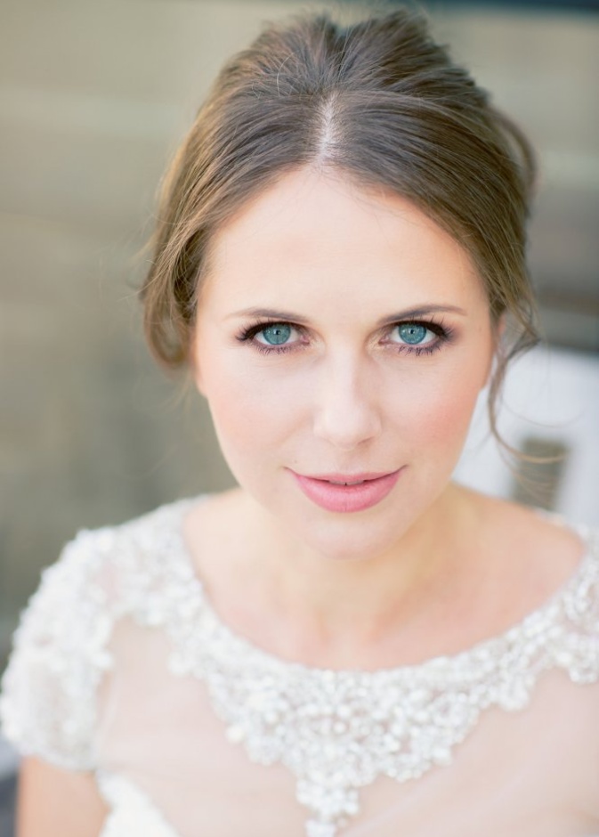 مكياج طبيعي للعروس مع الظلال الزهرية