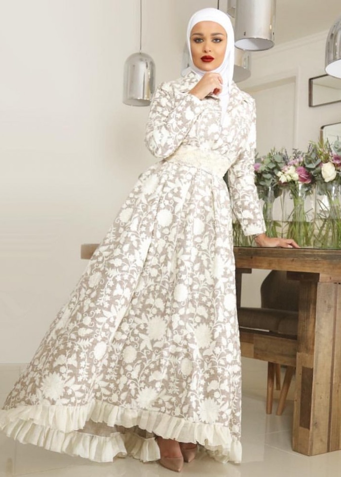 ارقى ملابس محجبات مع العباية الزهرية المنسدلة بأقمشة الحرير من لينا أسعد