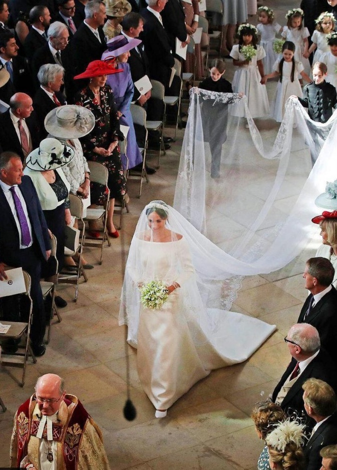 طرحة ملائمة لتصميم الفستان البسيط