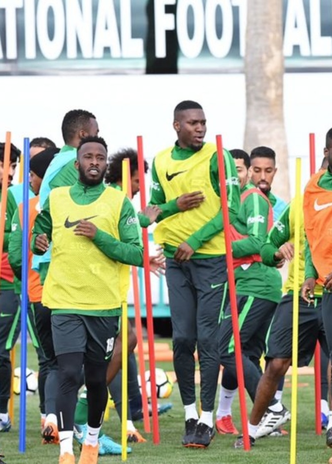 منتخب السعودية يقص شريط كأس العالم