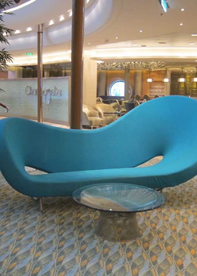 أريكة غير تقليدية بألوان الزهر ضمن غرفة معيشة كلاسيكية ومودرن