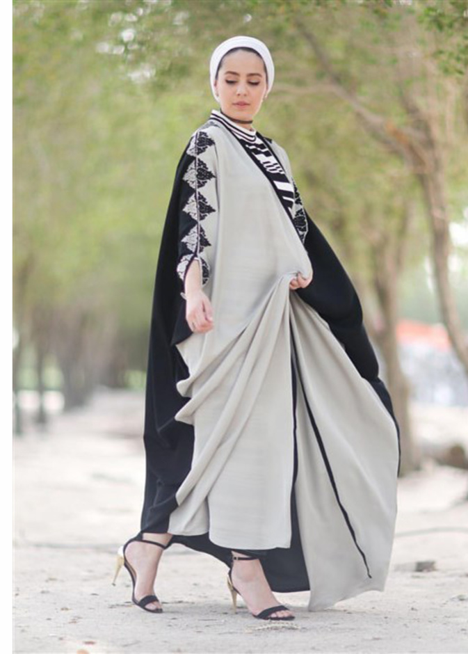 تنسيق الحذاء الرياضي مع العباية الباستيل بأسلوب دلال الدوب