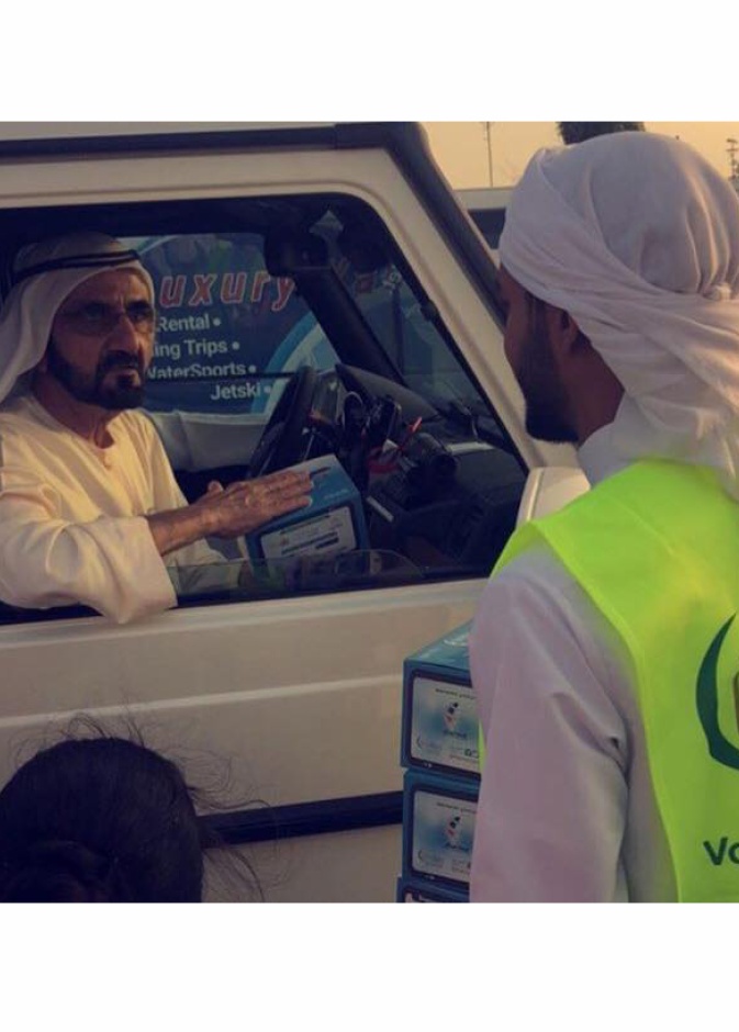 محمد بن راشد يلتقي أحد متطوعي حملة "رمضانك أمان" في أحد التقاطعات المرورية في دبي