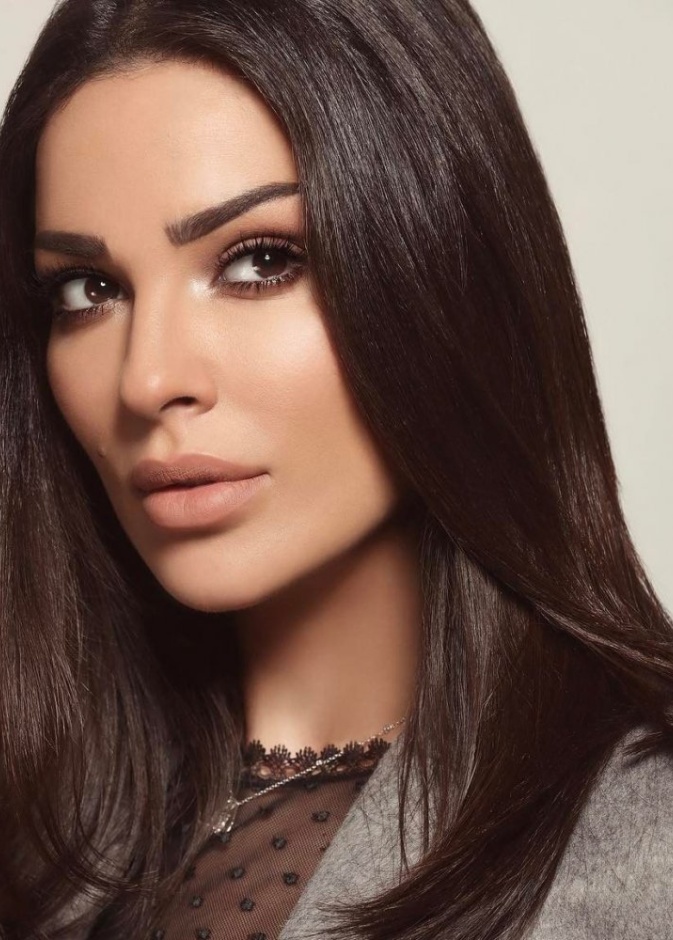 مكياج طبيعي وتسريحات شعر جانبية بأسلوب دانييلا رحمة