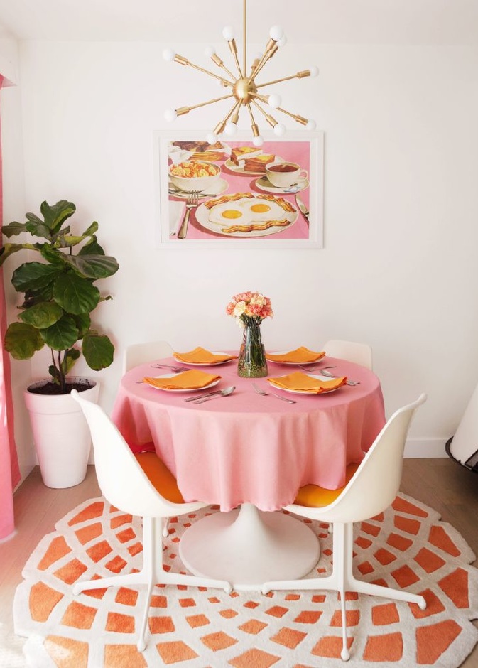 اكسسوارات باللون الأحمر لديكورات غرف الطعام